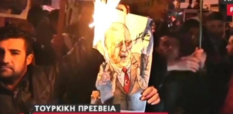 Yπό πολιορκία η τουρκική πρεσβεία στην ΑΘήνα – Πορεία 800 Κούρδων -Καίνε αφίσες του Ερντογάν